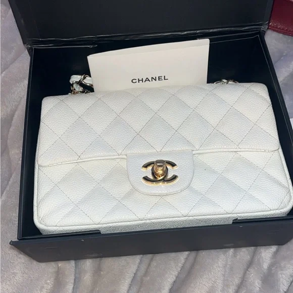 Classic Chanel White Quilted Leather Shoulder Bag with Chanel Perfume - Picture 12 of 12